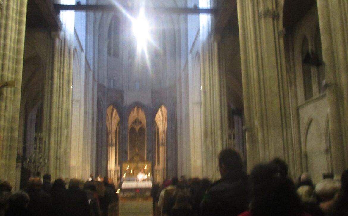 1024px-Messe_de_Noël_à_Saint-Julien-du-Sault