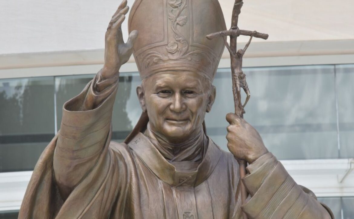 CNS-1243-JP2-statue-at-DC-center-c