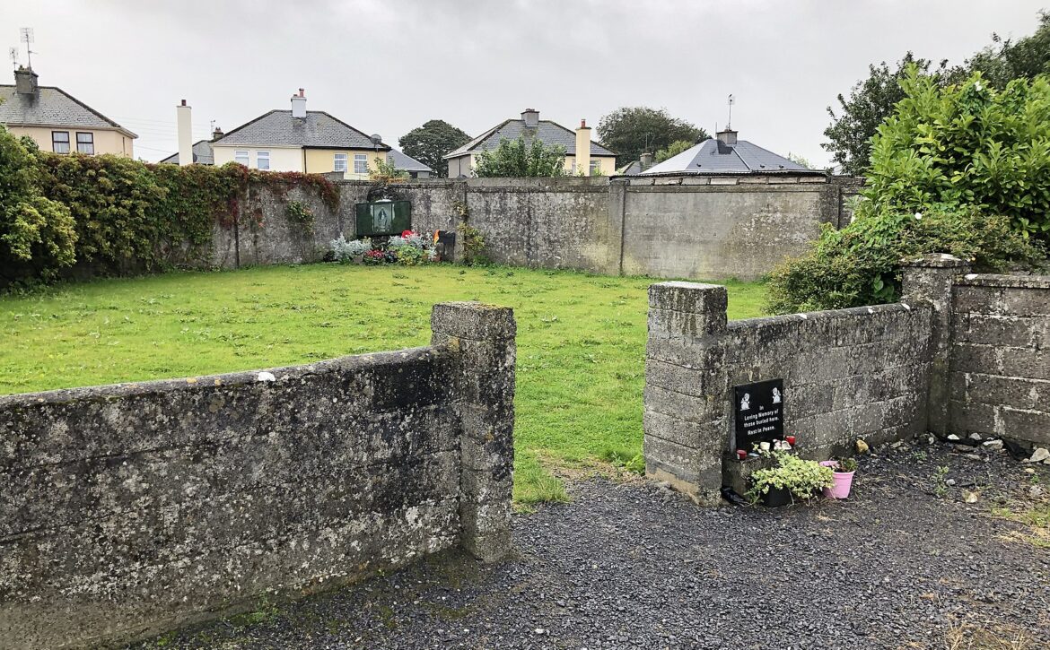 1600px-View_of_the_mass_grave_at_the_Bon_Secours_Mother_and_Baby_Home_Tuam_Galway