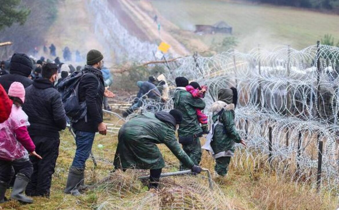 830x532_milliers-migrants-trouvent-frontiere-polonaise-camp-bielorussie