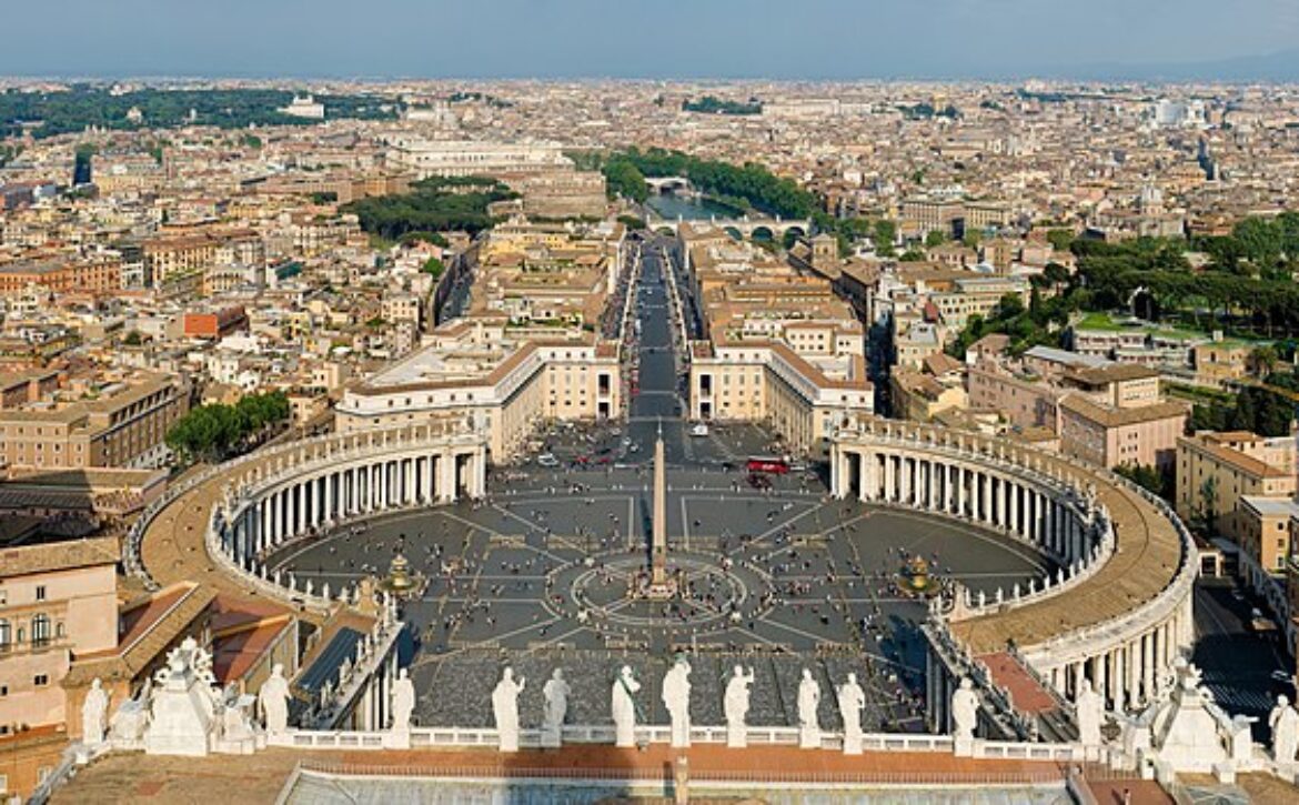 620px-St_Peters_Square_Vatican_City_-_April_2007