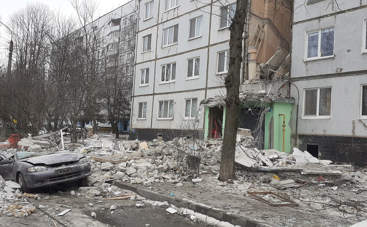 1600px-Destroyed_apartment_building_40a_Buchmy_Street_Kharkiv_after_Russian_shelling_by_Kharkivian_04