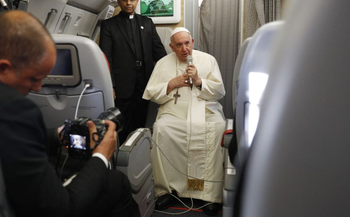 20220730T0213-POPE-CANADA-PLANE-1741931