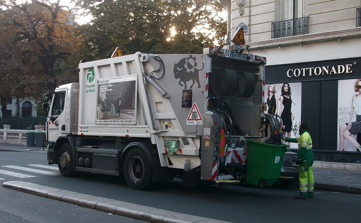 1600px-Collecte_des_déchets,_Paris_-_octobre_2013