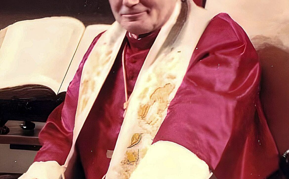Ritratto_di_papa_Giovanni_Paolo_II_(1984_–_edited)