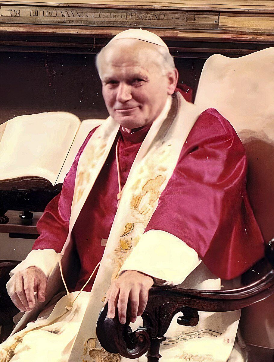 Ritratto_di_papa_Giovanni_Paolo_II_(1984_–_edited)