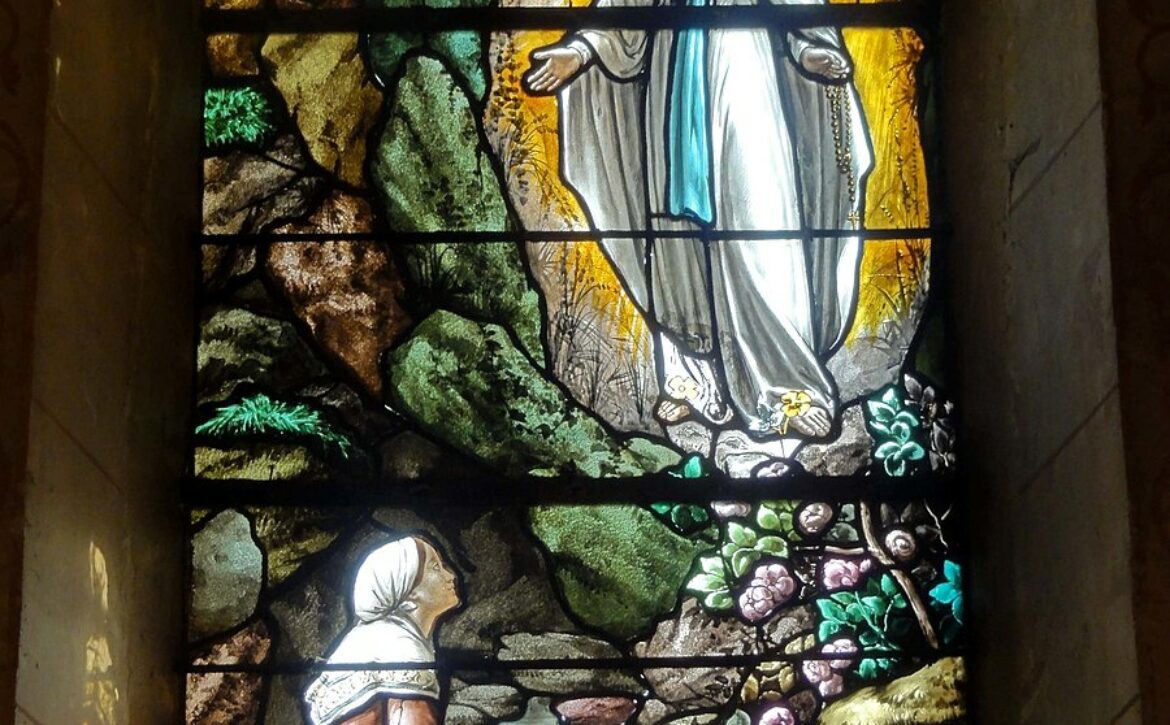 Avilly-Saint-Léonard_(60),_église_Saint-Léonard,_nef,_verrière_n°_10_-_apparition_de_la_Vierge_à_Bernadette_Soubirous.JPG