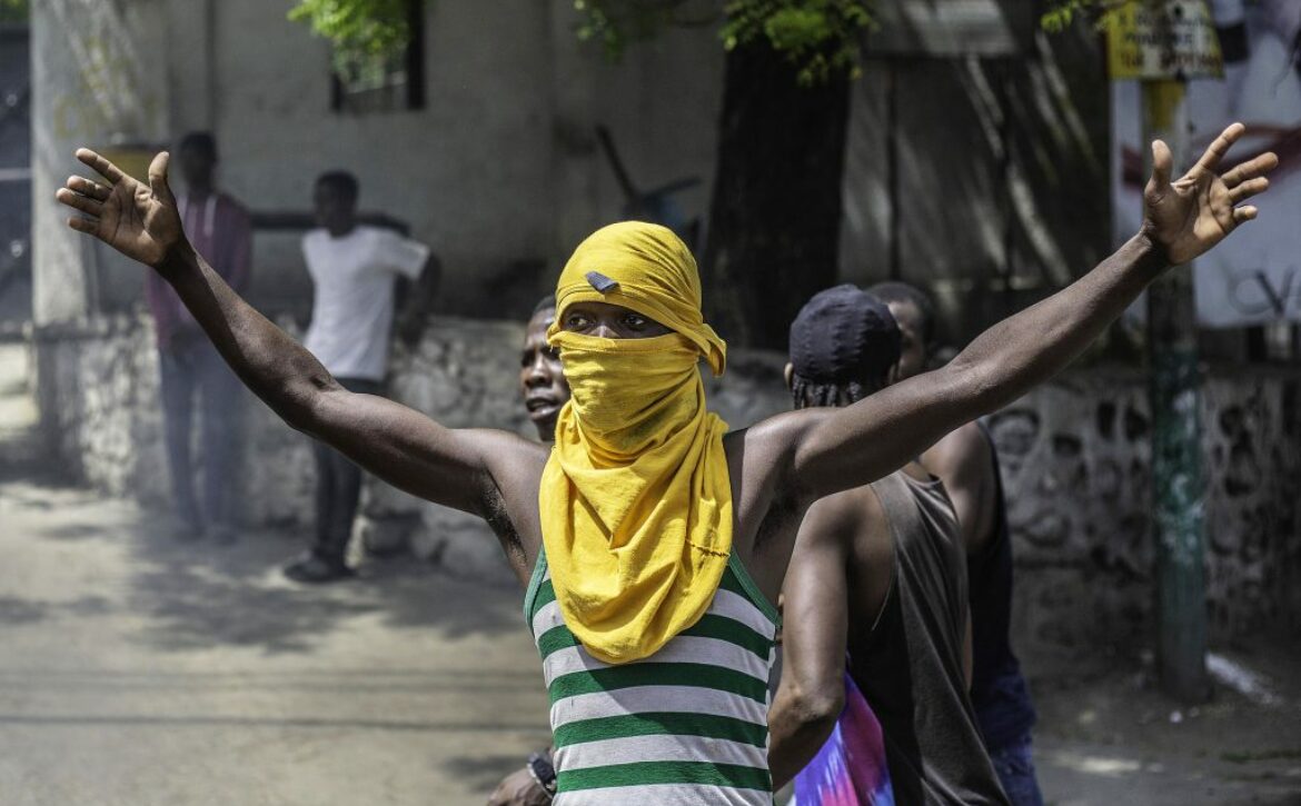 Haiti_homme-cagoule-jaune