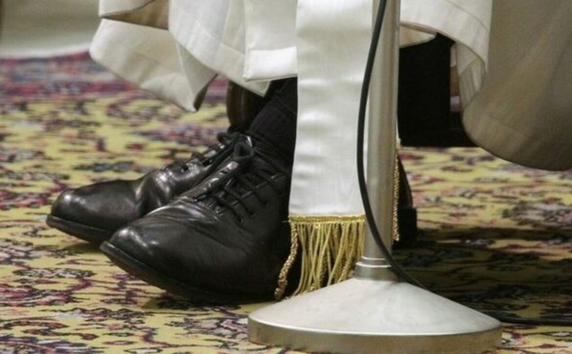 Papa-Francisco-calza-Prada_2633446654_16890277_660x371