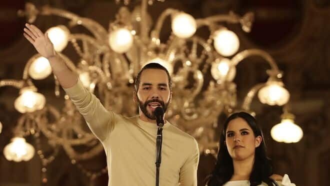 Nayib-Bukele-proclamarse-vencedor-segunda_2640045976_16928436_660x371