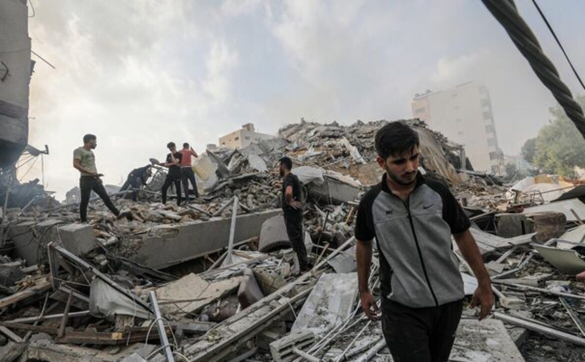 Palestinos-caminan-escombros-bombardeada-Gaza_2682641713_17176513_667x375