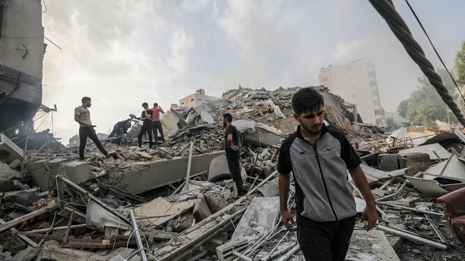 Palestinos-caminan-escombros-bombardeada-Gaza_2682641713_17176513_667x375