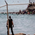 Qui se souvient des morts ? Qui les pleure ? Qui leur rend la dignité noyée en mer ?